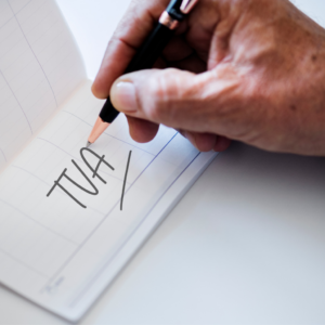 Bloc-notes avec l'inscription 'TVA' écrit à la main, symbolisant les nouveaux seuils de TVA applicables dès 2025 pour les entreprises.